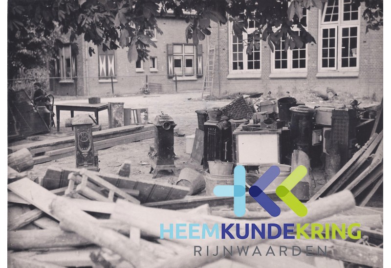 Pannerden Huisraad op het schoolplein 1945 Coll.J van Ingen